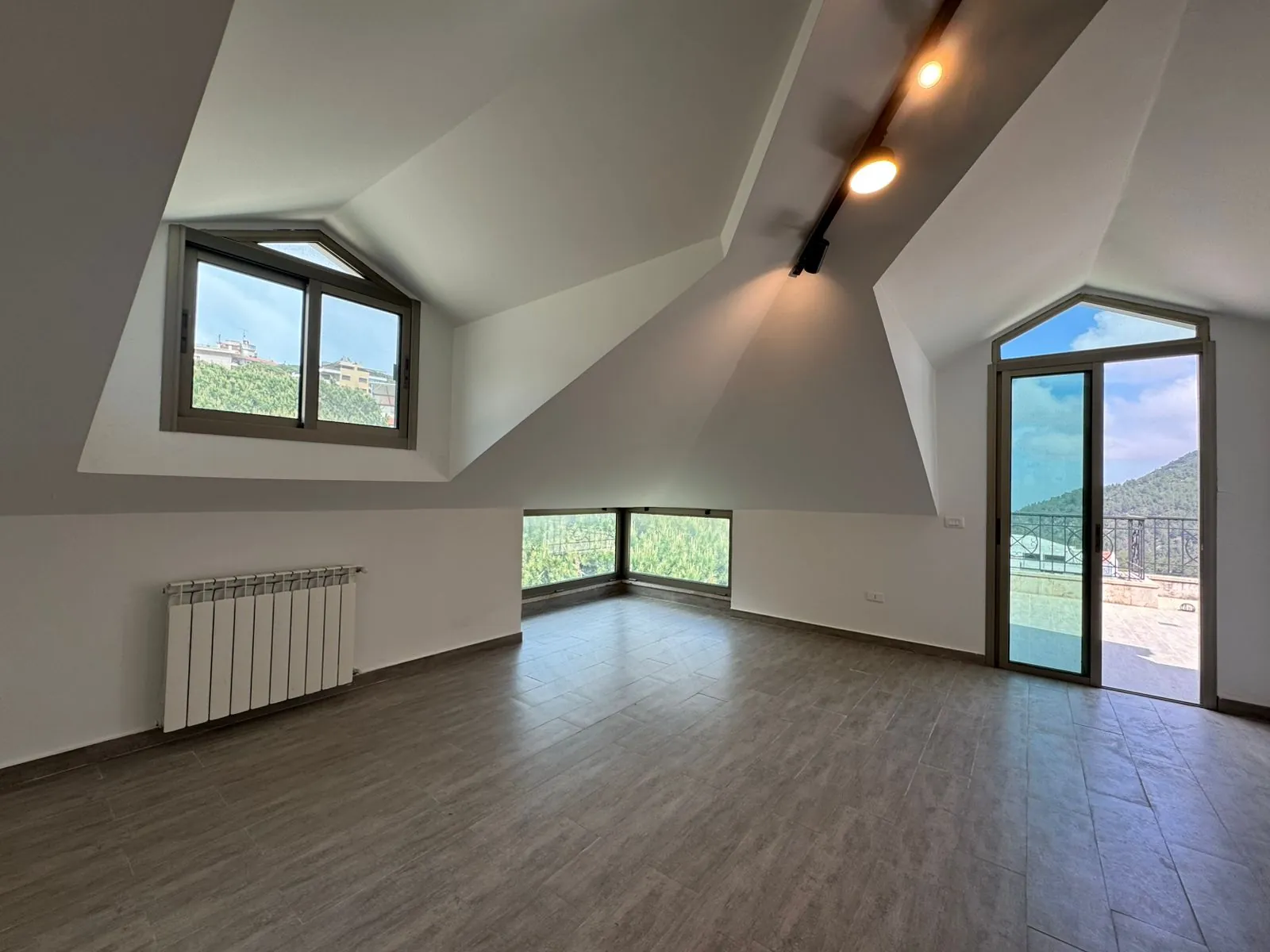 Luxurious High-End Duplex with Mountain View For Sale in Baabdat — الصورة 6