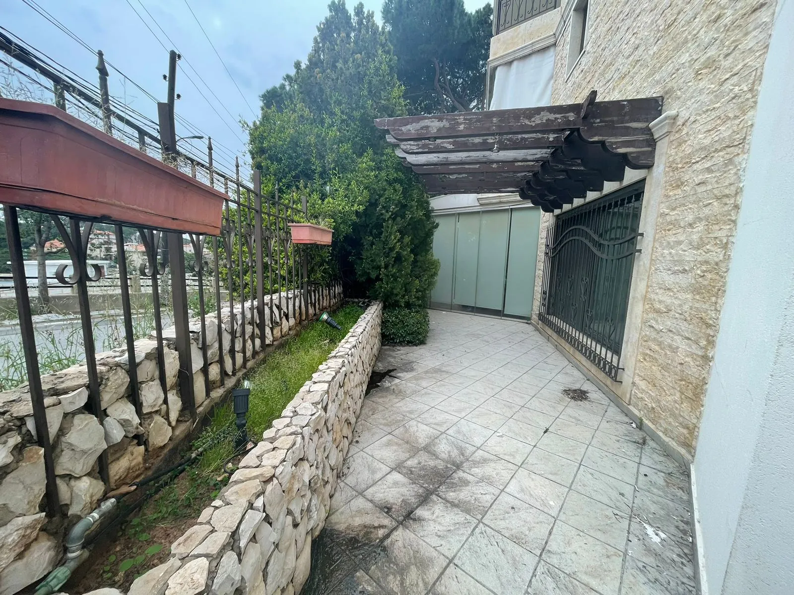 Fully Furnished Decorated Apartment With Terrace for Rent in Beit Meri — الصورة 3