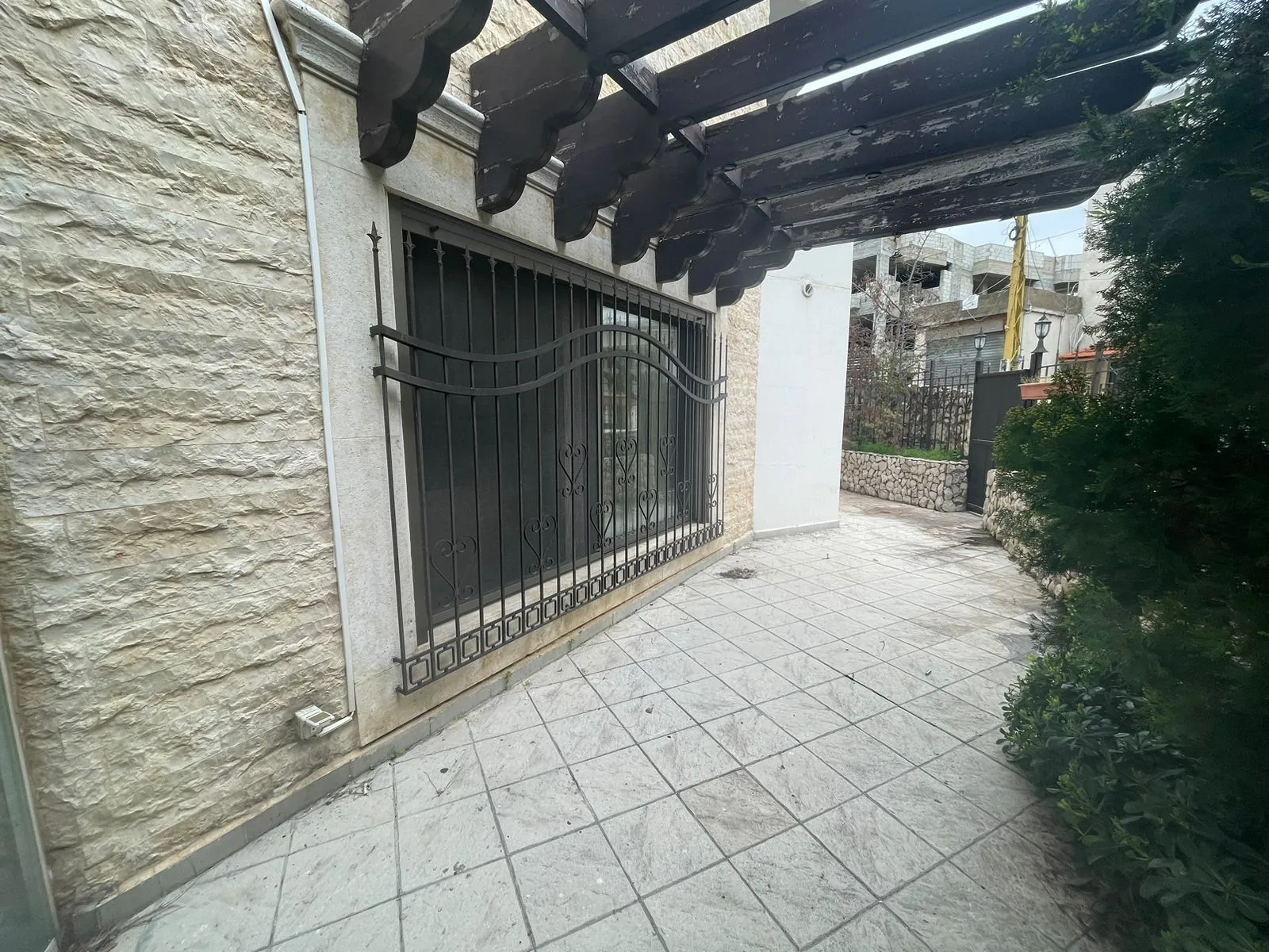 Fully Furnished Decorated Apartment With Terrace for Rent in Beit Meri — الصورة 5