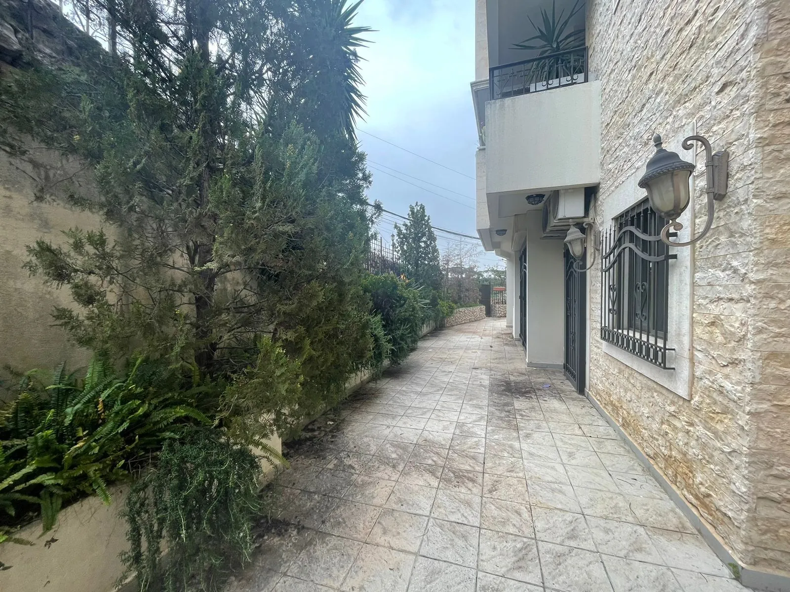 Fully Furnished Decorated Apartment With Terrace for Rent in Beit Meri — الصورة 9