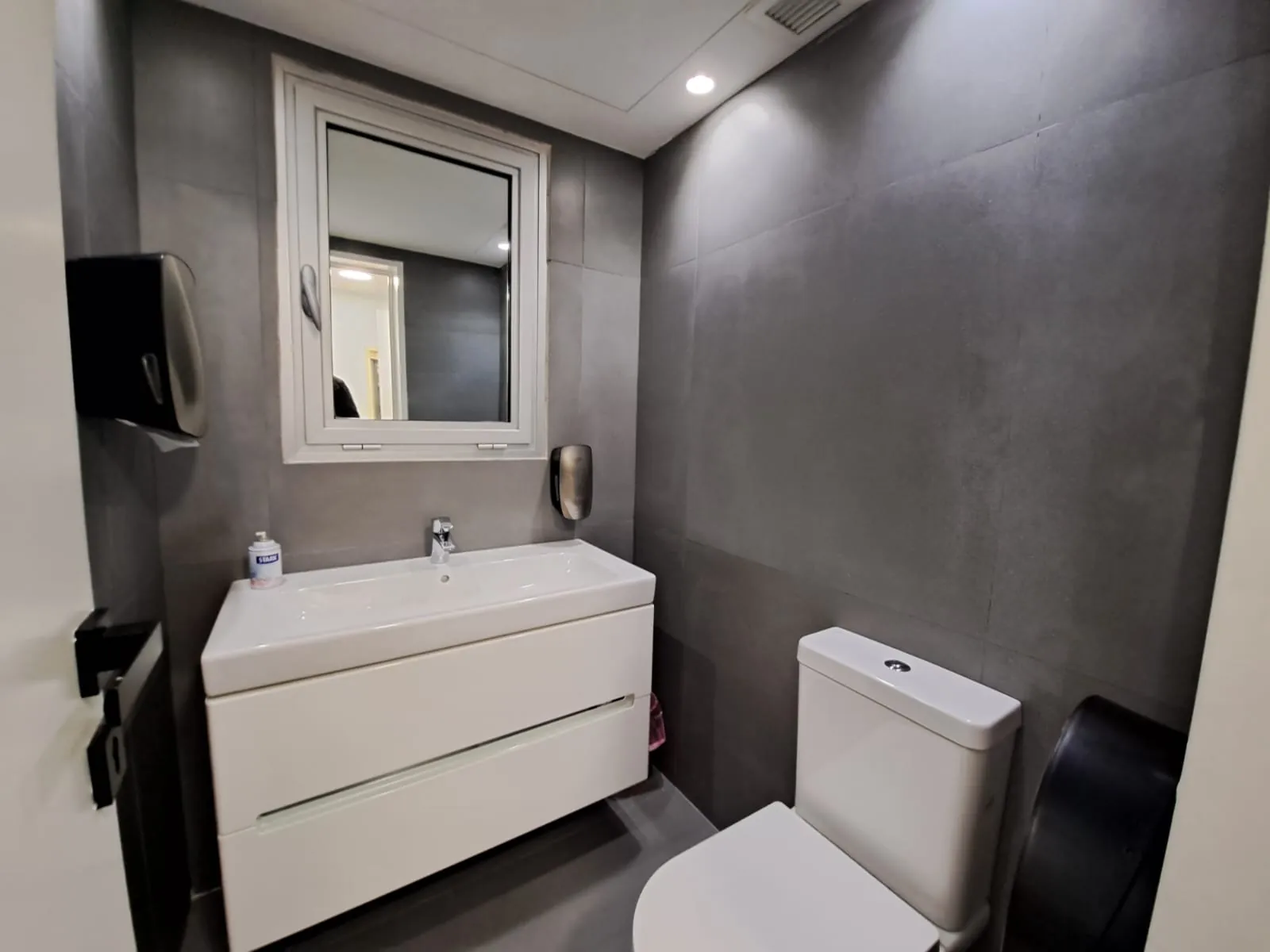 Spacious Decorated Office For Rent In A High-End Tower In Sin Fil - 24/7 Elct — photo 2