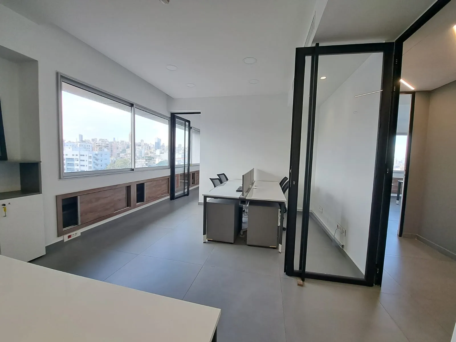 Spacious Decorated Office For Rent In A High-End Tower In Sin Fil - 24/7 Elct — photo 4