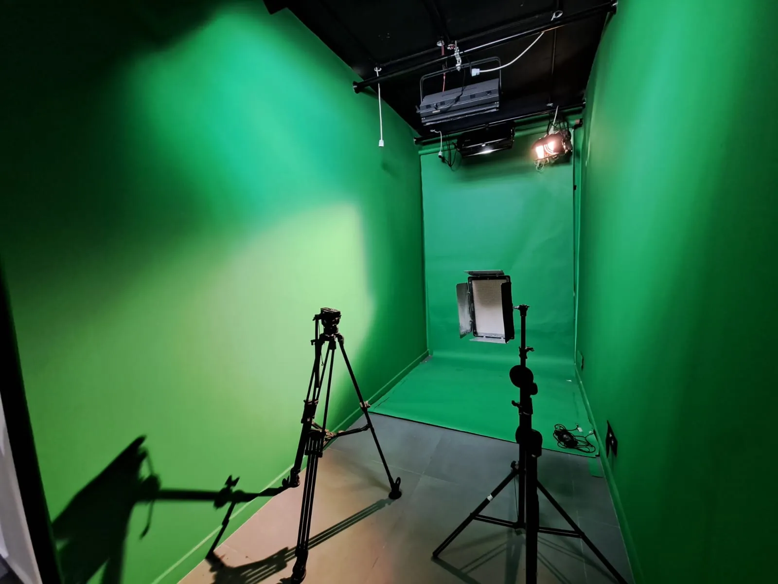 Spacious Decorated Office For Rent In A High-End Tower In Sin Fil - 24/7 Elct — photo 5