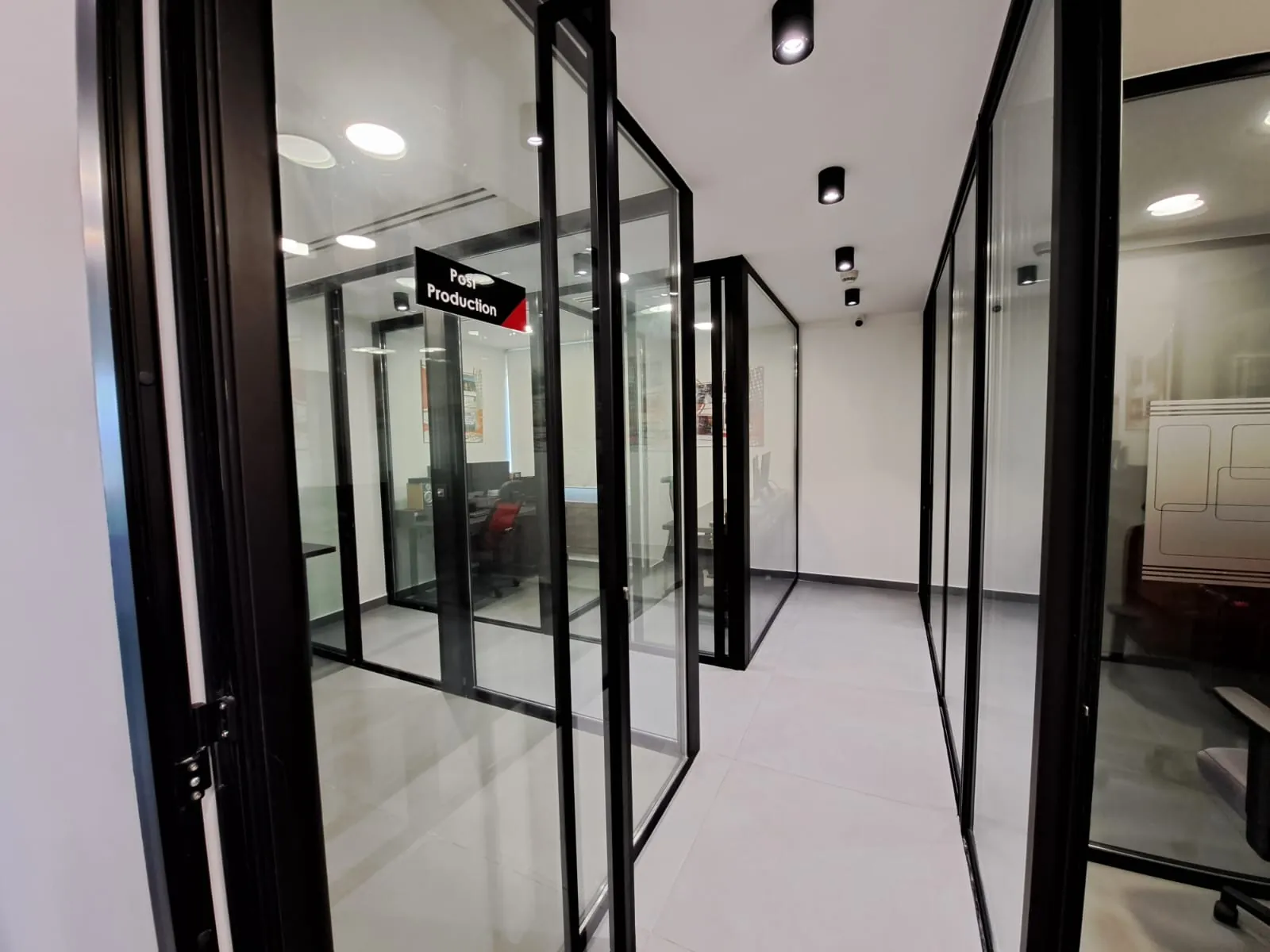 Spacious Decorated Office For Rent In A High-End Tower In Sin Fil - 24/7 Elct — photo 6