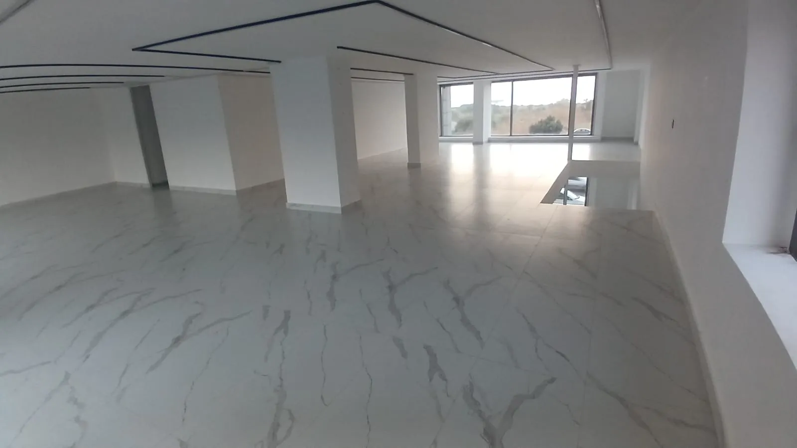 A Spacious Showroom for Rent On Dbayeh highway — الصورة 3