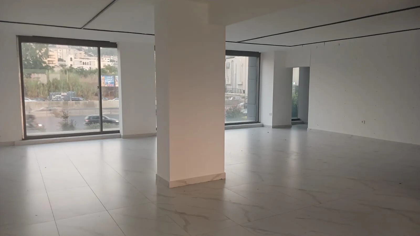 A Spacious Showroom for Rent On Dbayeh highway — الصورة 4