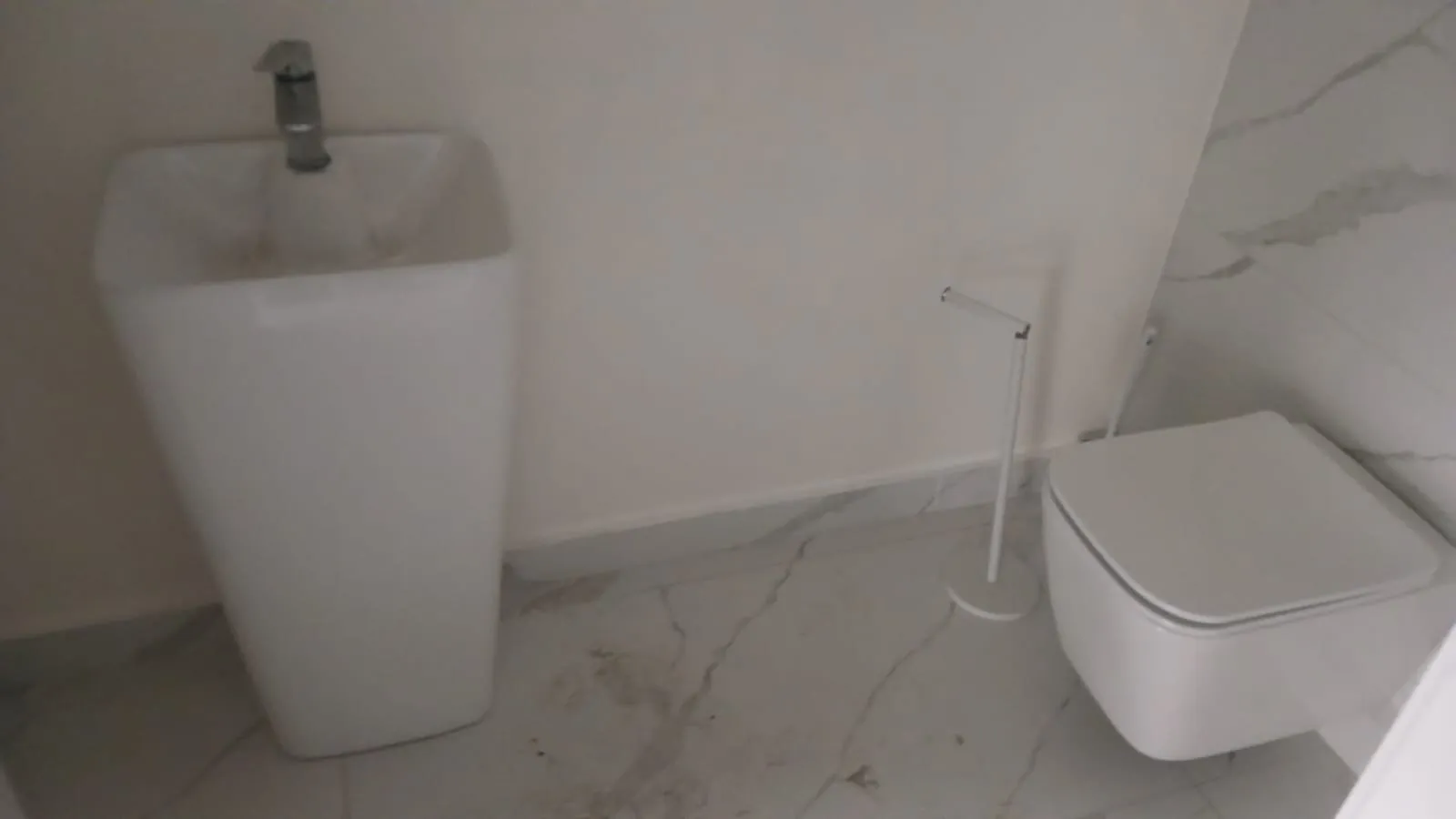 A Spacious Showroom for Rent On Dbayeh highway — الصورة 5