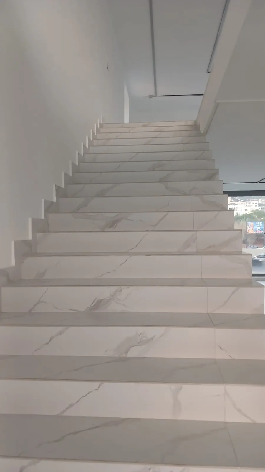 A Spacious Showroom for Rent On Dbayeh highway — الصورة 6