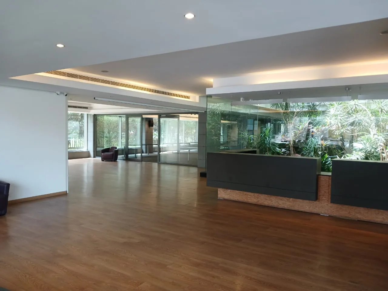 A High-End 500sqm Office for Rent In A Commercial Center In Horsh Tabet — الصورة 10