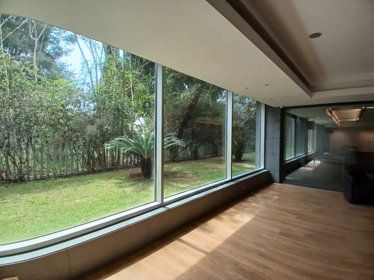 A High-End 500sqm Office for Rent In A Commercial Center In Horsh Tabet — الصورة 3