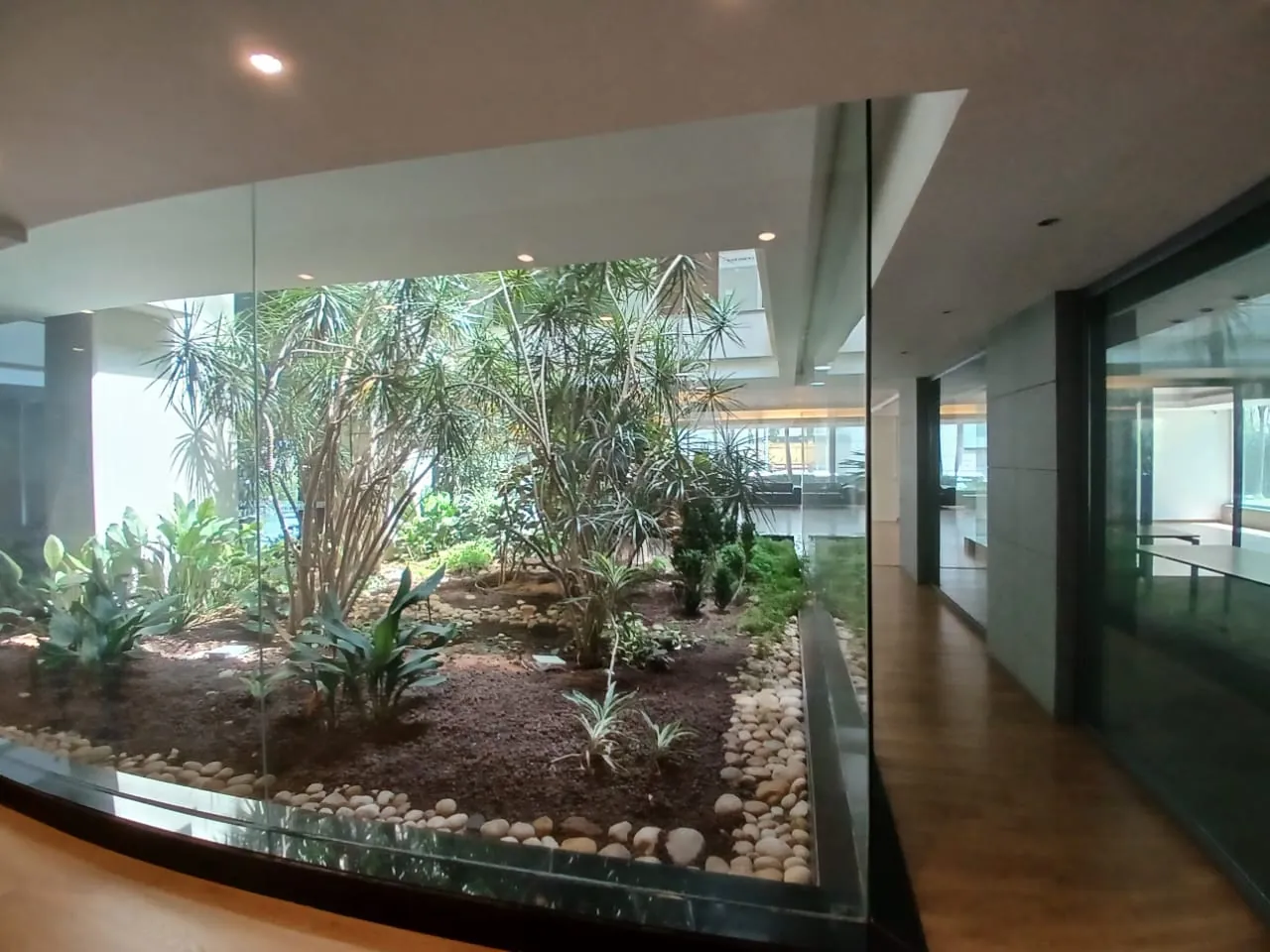 A High-End 500sqm Office for Rent In A Commercial Center In Horsh Tabet — الصورة 5