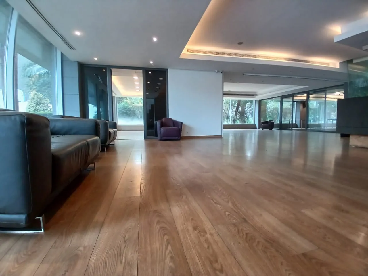 A High-End 500sqm Office for Rent In A Commercial Center In Horsh Tabet — الصورة 8