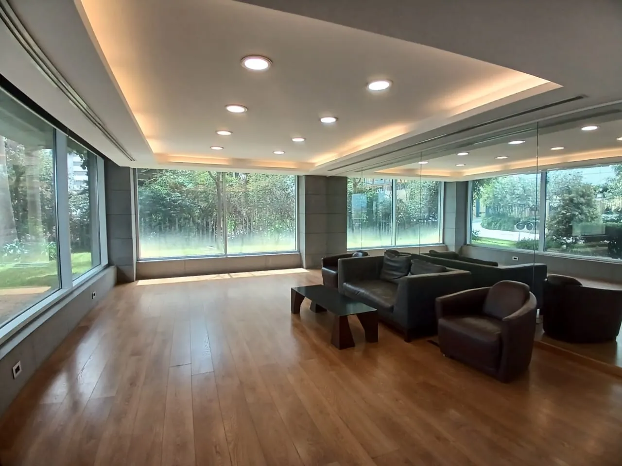 A High-End 500sqm Office for Rent In A Commercial Center In Horsh Tabet — الصورة 9