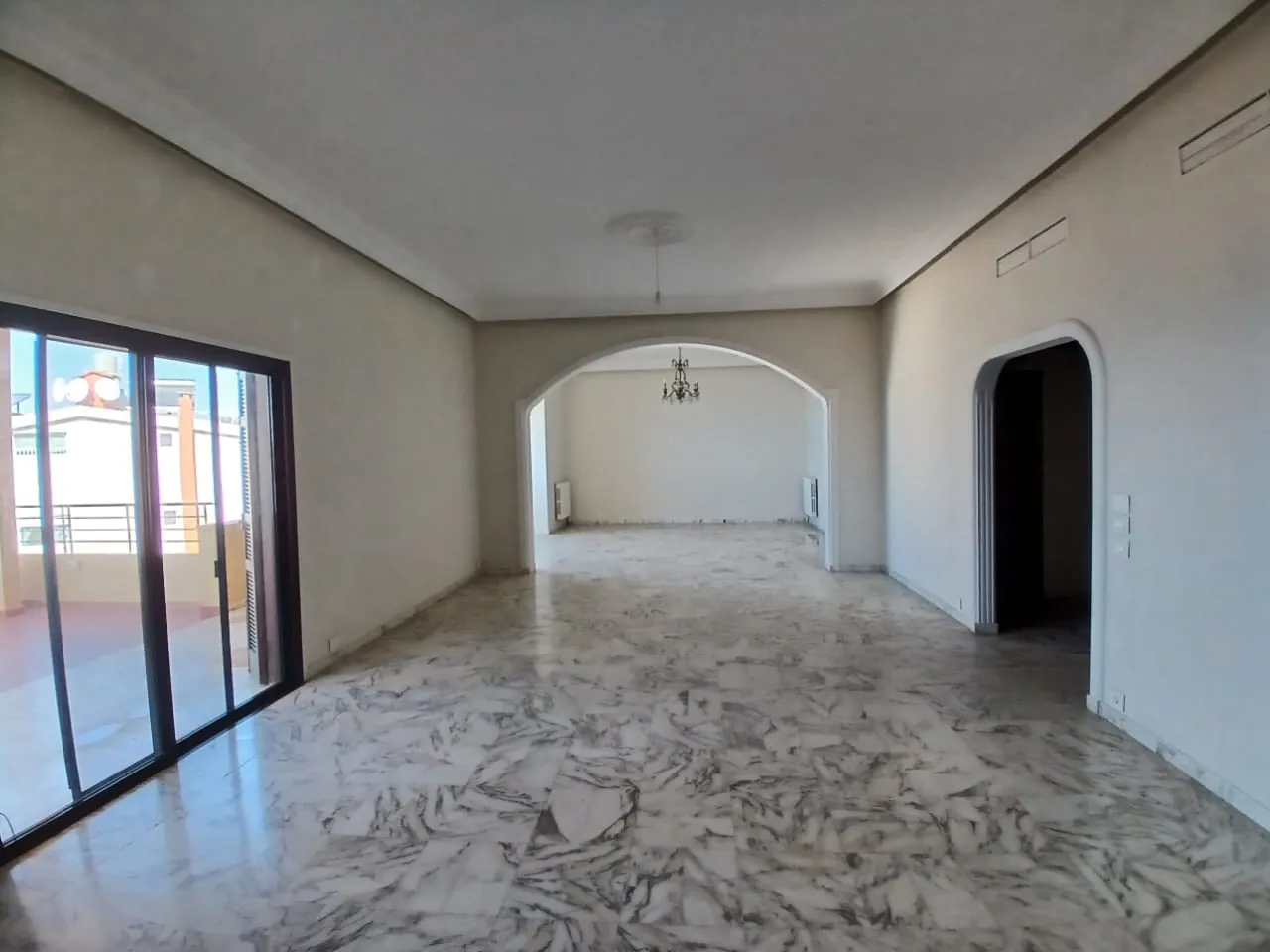Spacious Furnished Apartment with Panoramic View For Rent in Biyada — الصورة 2