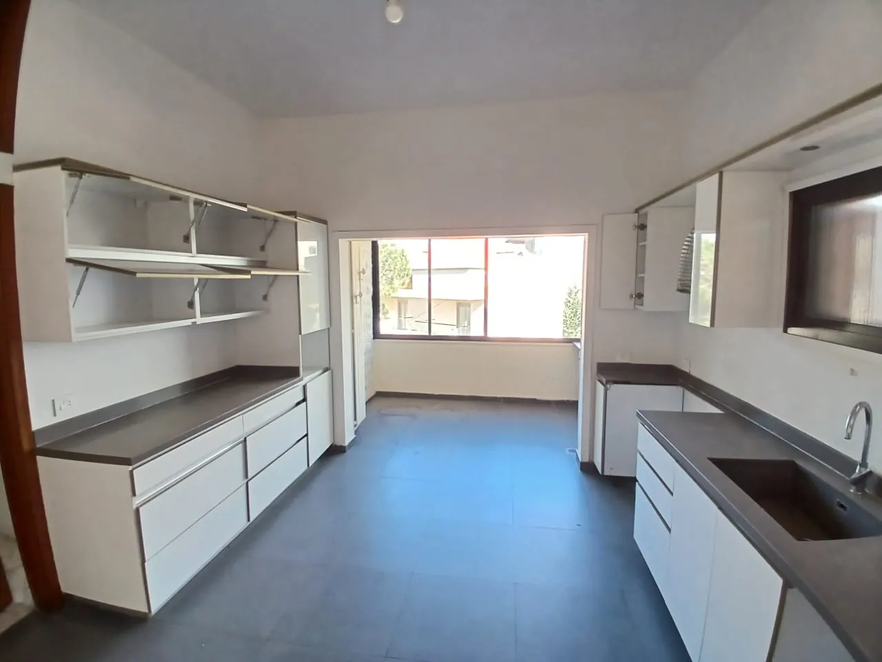 Spacious Furnished Apartment with Panoramic View For Rent in Biyada — الصورة 7
