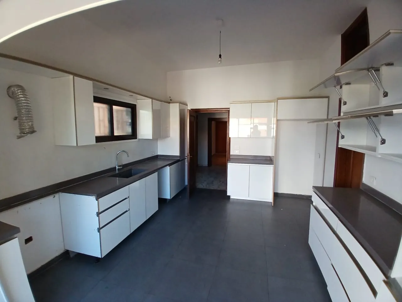 Spacious Furnished Apartment with Panoramic View For Rent in Biyada — الصورة 8