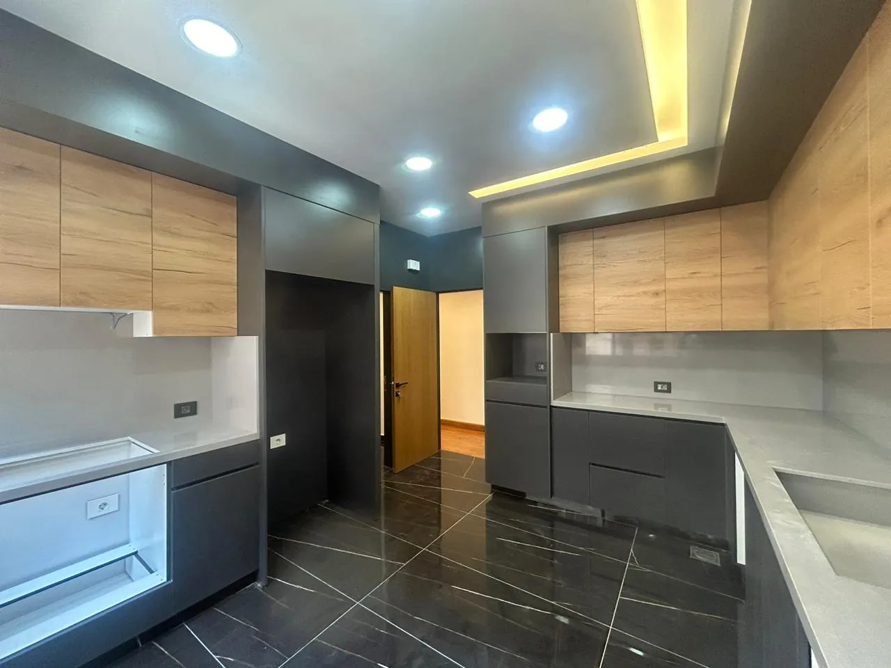 Renovated 3-Bedroom Apartment for Rent In Badaro — الصورة 4