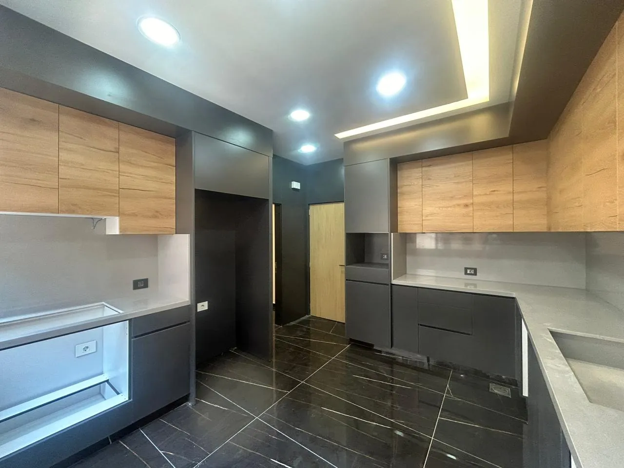 Renovated 3-Bedroom Apartment for Rent In Badaro — الصورة 5