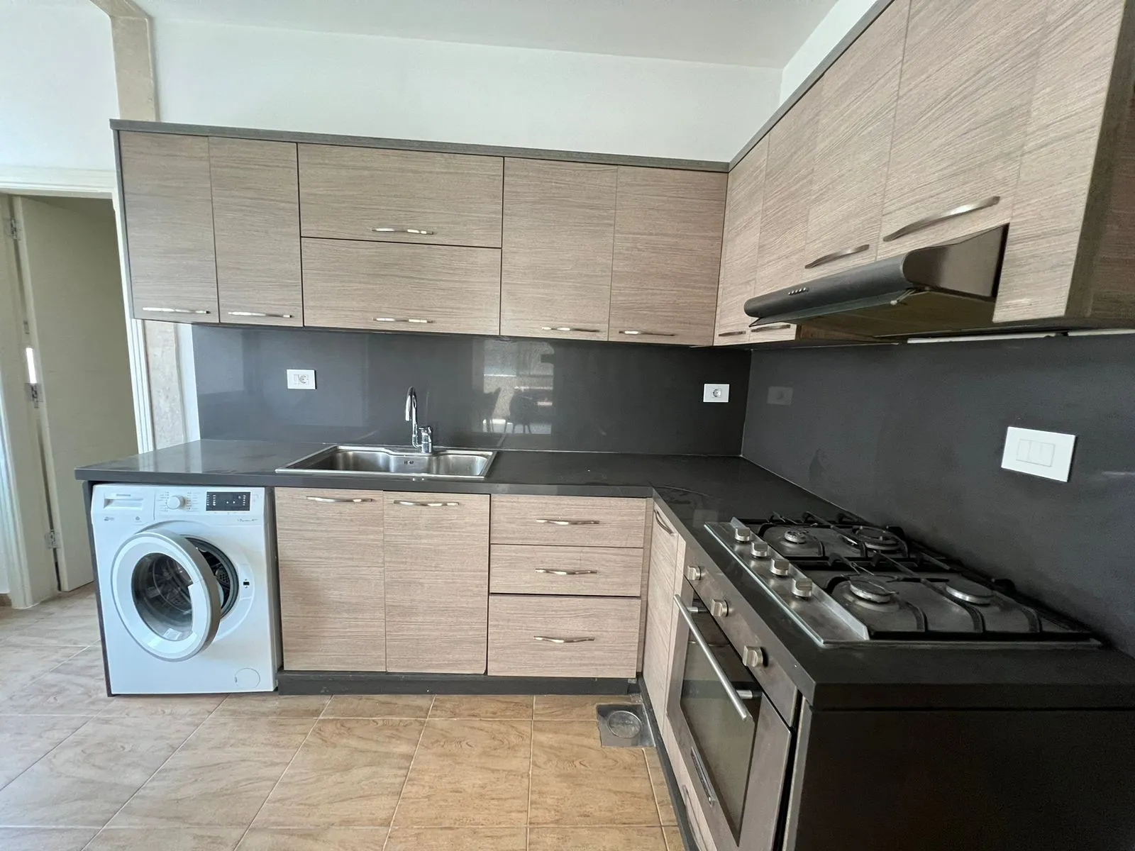 3-Bedroom Apartment for Rent In Sioufi, Achrafieh — الصورة 2