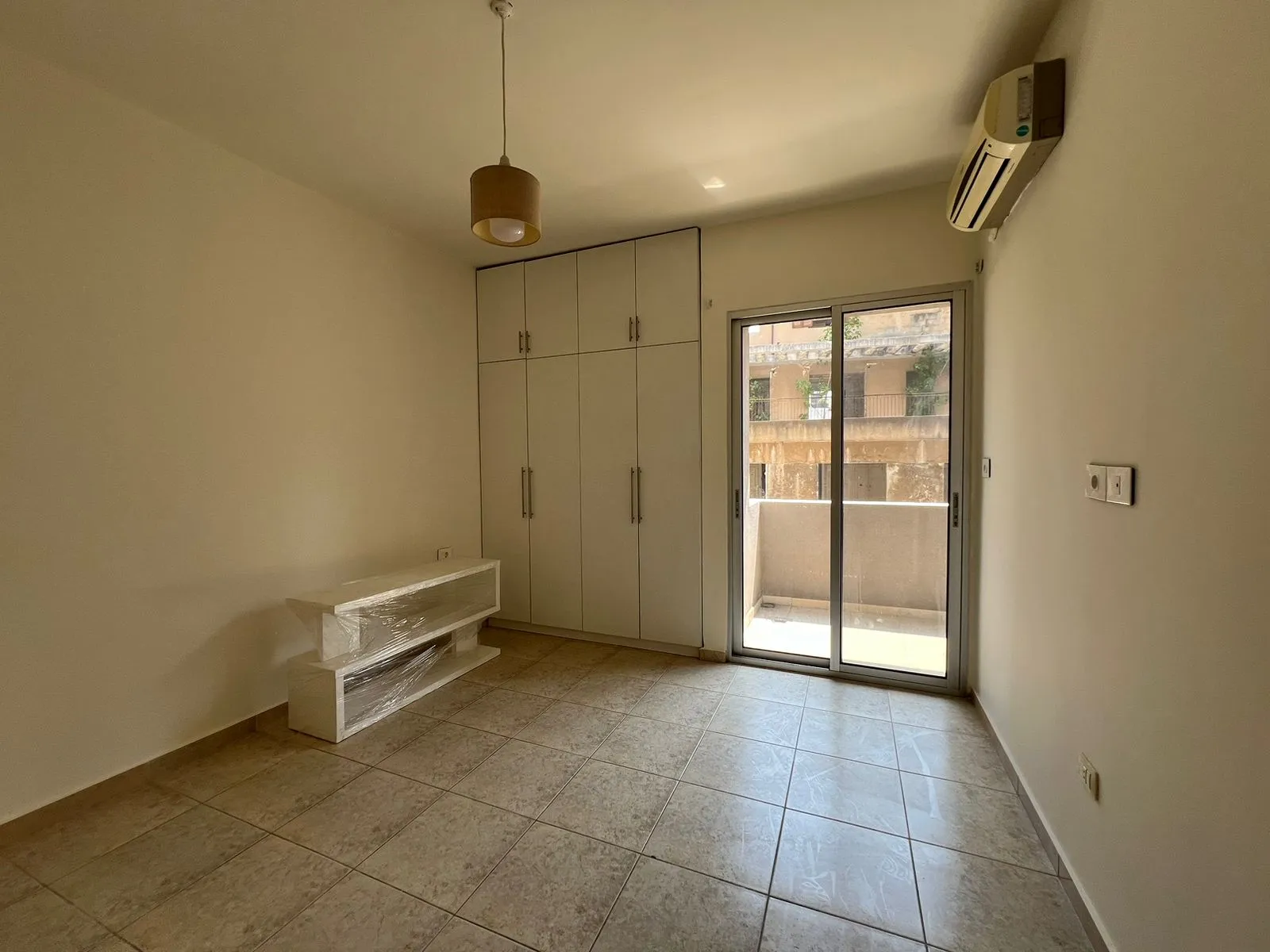3-Bedroom Apartment for Rent In Sioufi, Achrafieh — الصورة 3
