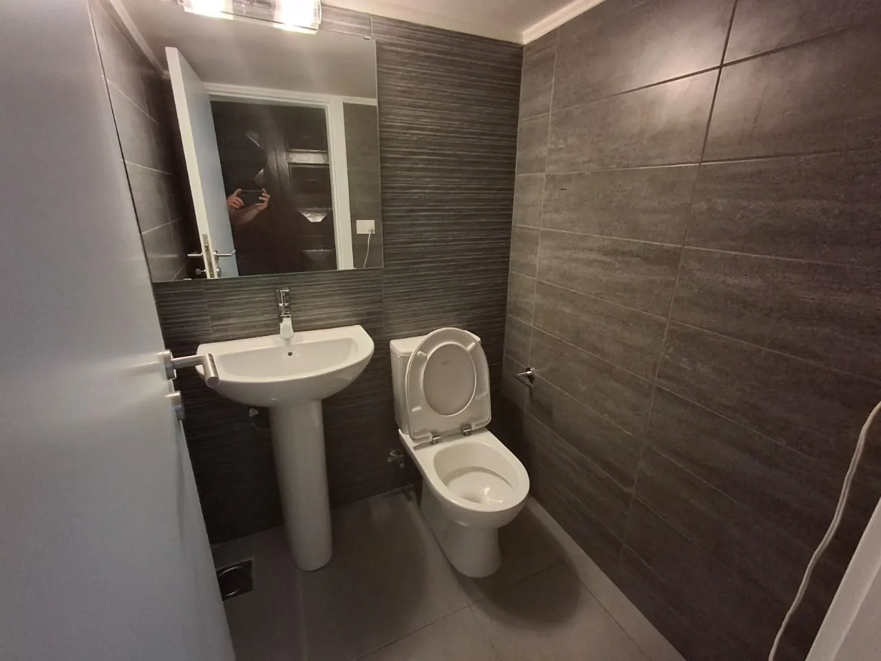 Bright 3-Bedroom Apartment for Rent In Gemmayze — الصورة 10