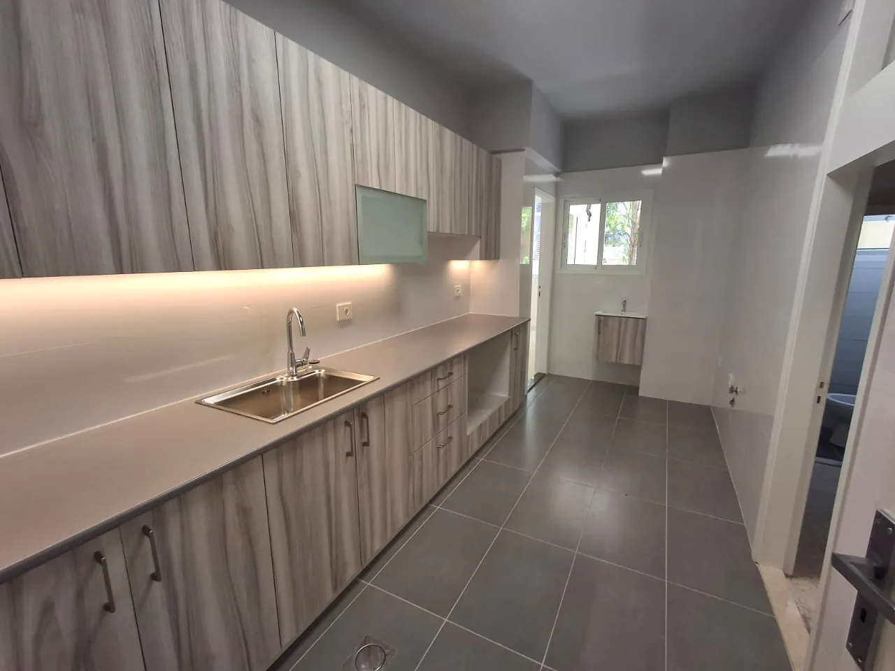 Bright 3-Bedroom Apartment for Rent In Gemmayze — الصورة 3