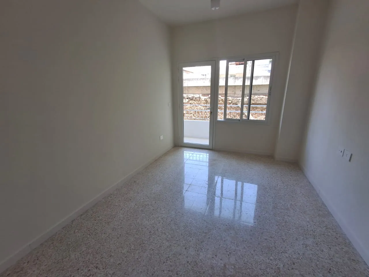 Bright 3-Bedroom Apartment for Rent In Gemmayze — الصورة 4
