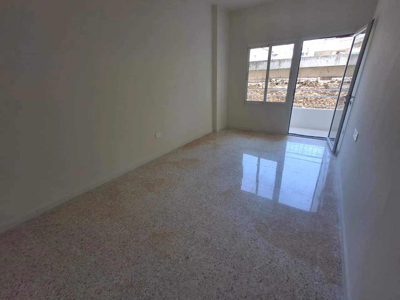 Bright 3-Bedroom Apartment for Rent In Gemmayze — الصورة 5