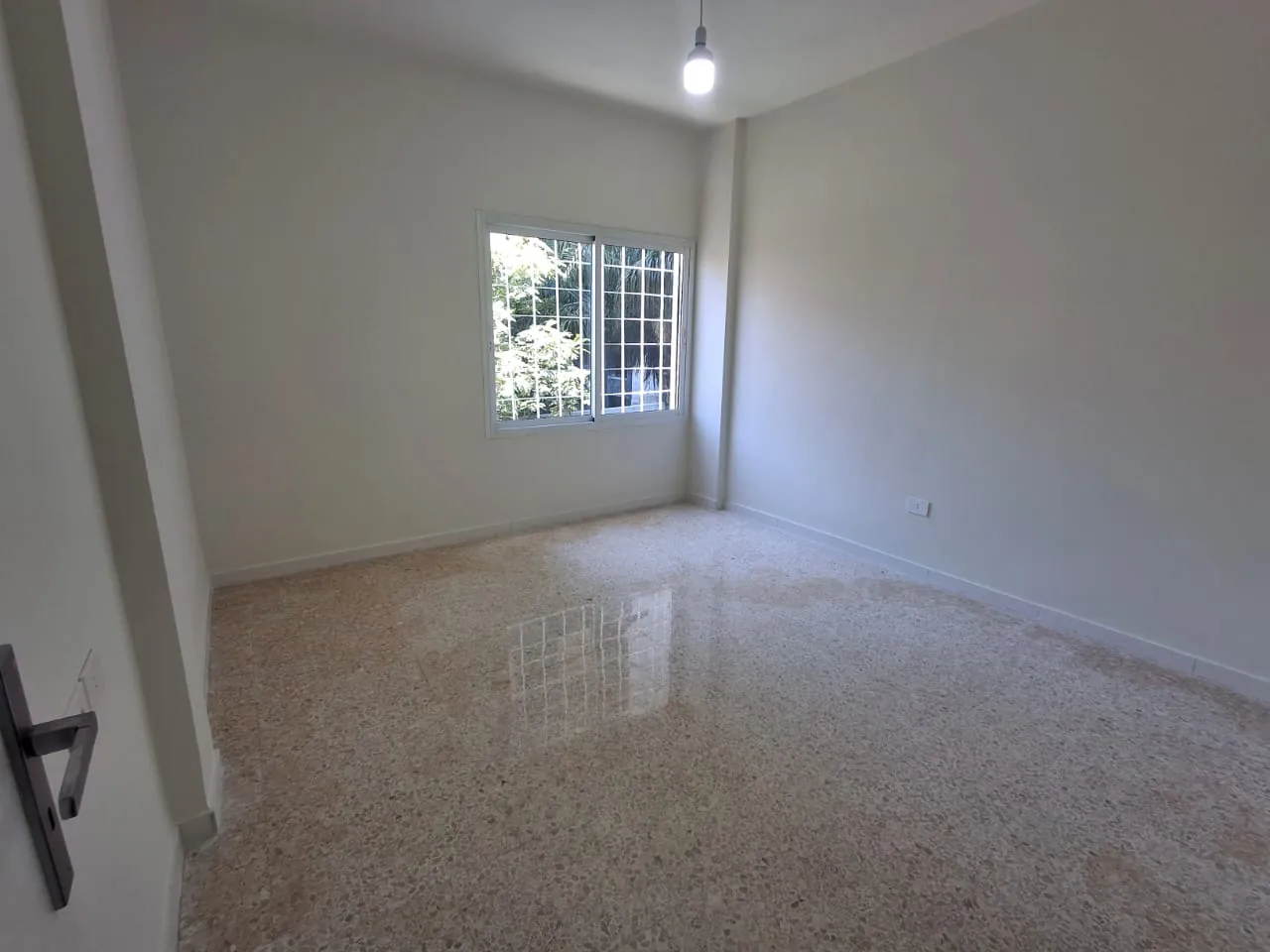Bright 3-Bedroom Apartment for Rent In Gemmayze — الصورة 6