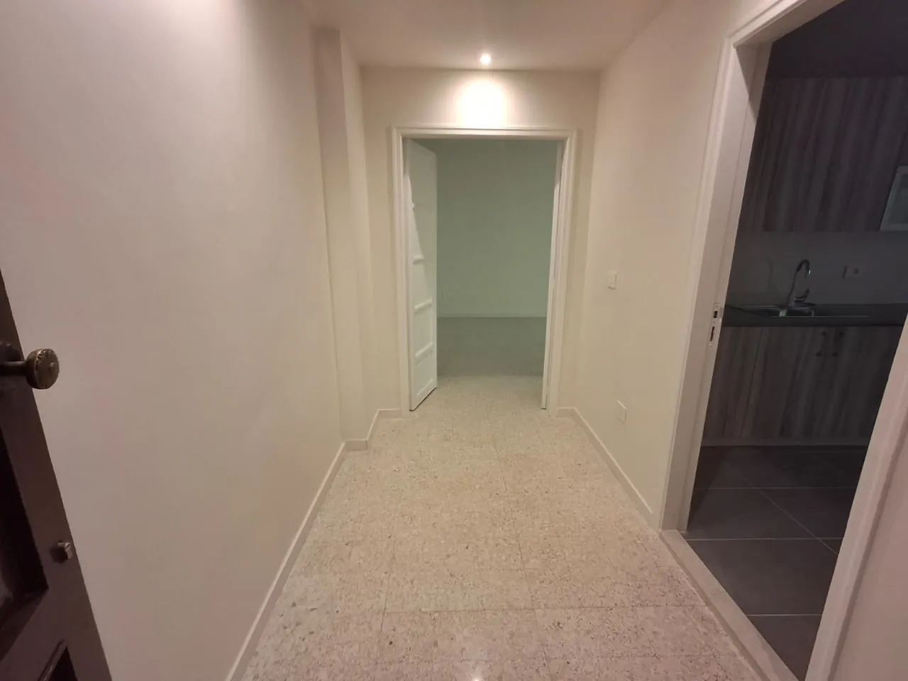 Bright 3-Bedroom Apartment for Rent In Gemmayze — الصورة 7