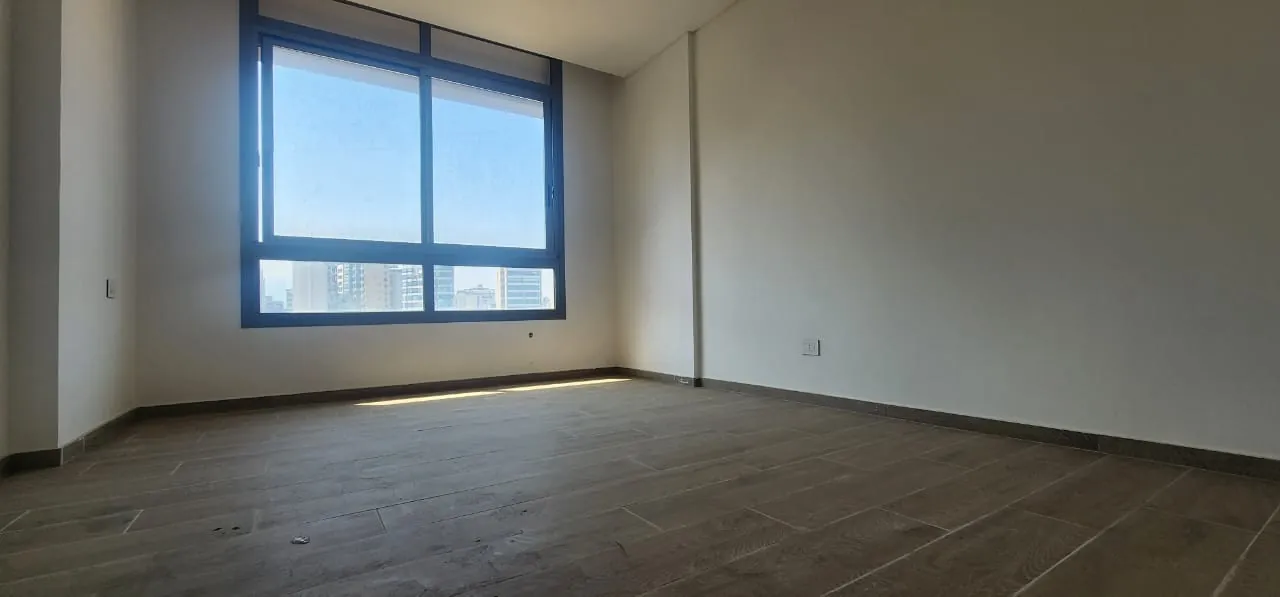 Spacious Apartment For Sale In Badaro — الصورة 2