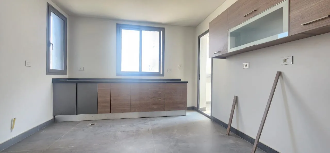 Spacious Apartment For Sale In Badaro — الصورة 3