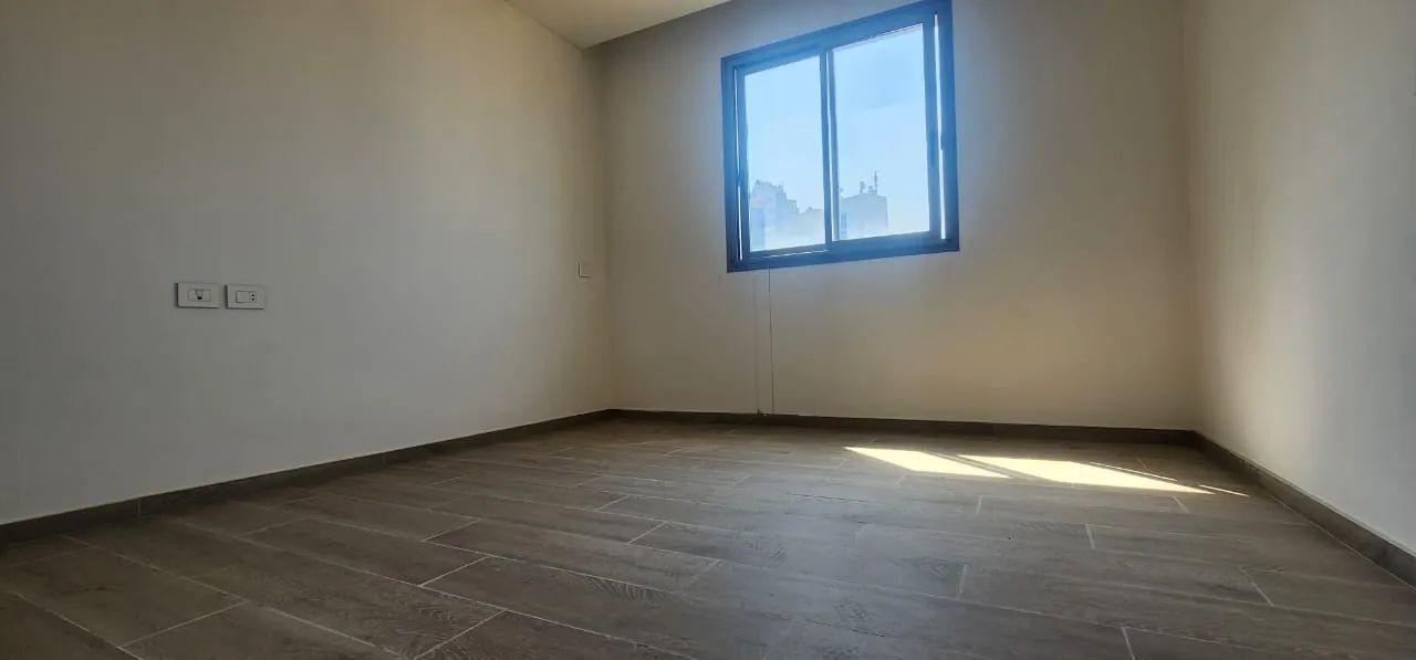 Spacious Apartment For Sale In Badaro — الصورة 4