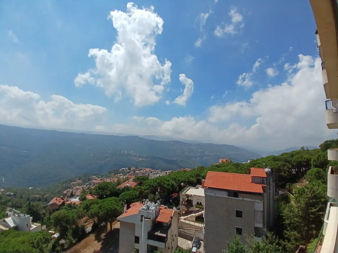 Fully Furnished Decorated Apartment For Sale With Nice Open View In Broumana — الصورة 5