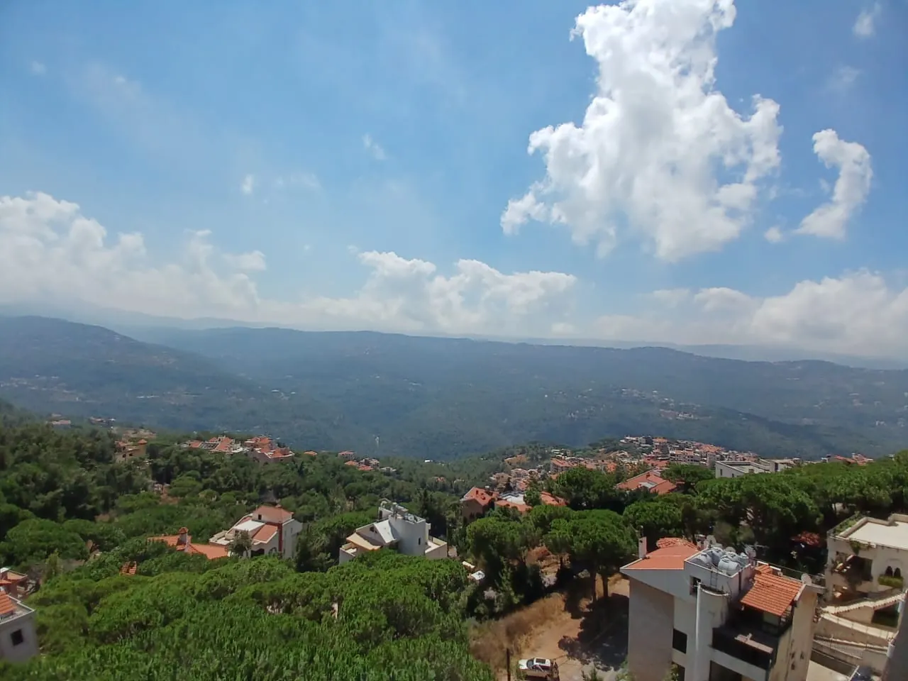 Fully Furnished Decorated Apartment For Sale With Nice Open View In Broumana — الصورة 6