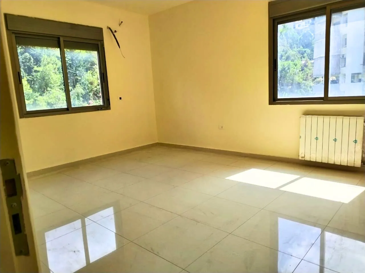 Spacious Apartment with Terrace For Rent in Dik El Mehdi — الصورة 2