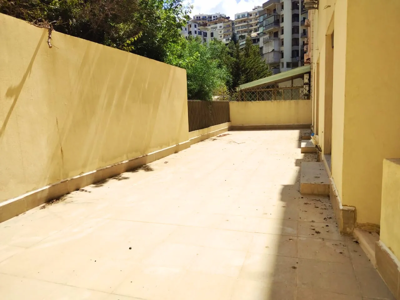 Spacious Apartment with Terrace For Rent in Dik El Mehdi — الصورة 4