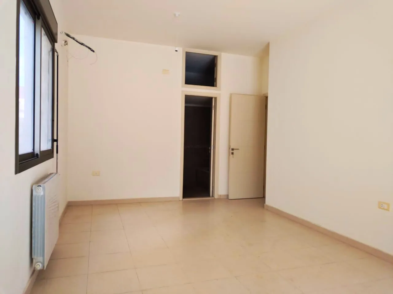 Spacious Apartment with Terrace For Rent in Dik El Mehdi — الصورة 6