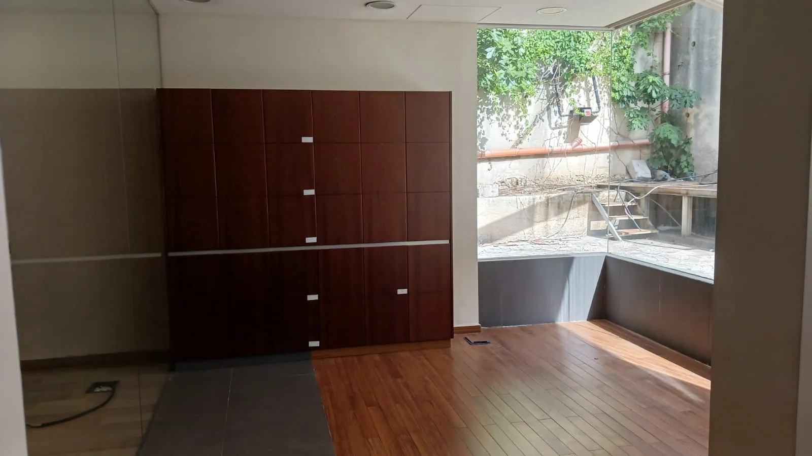 A Stand Alone Showroom For Sale On The Main Road Of Elissar — الصورة 3
