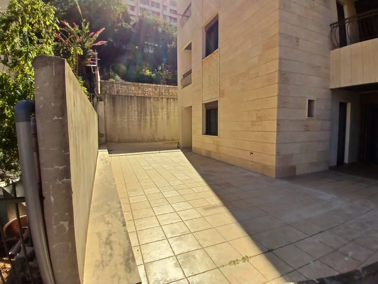Spacious Apartment With Terrace For Sale in Kornet Chehwan — الصورة 3