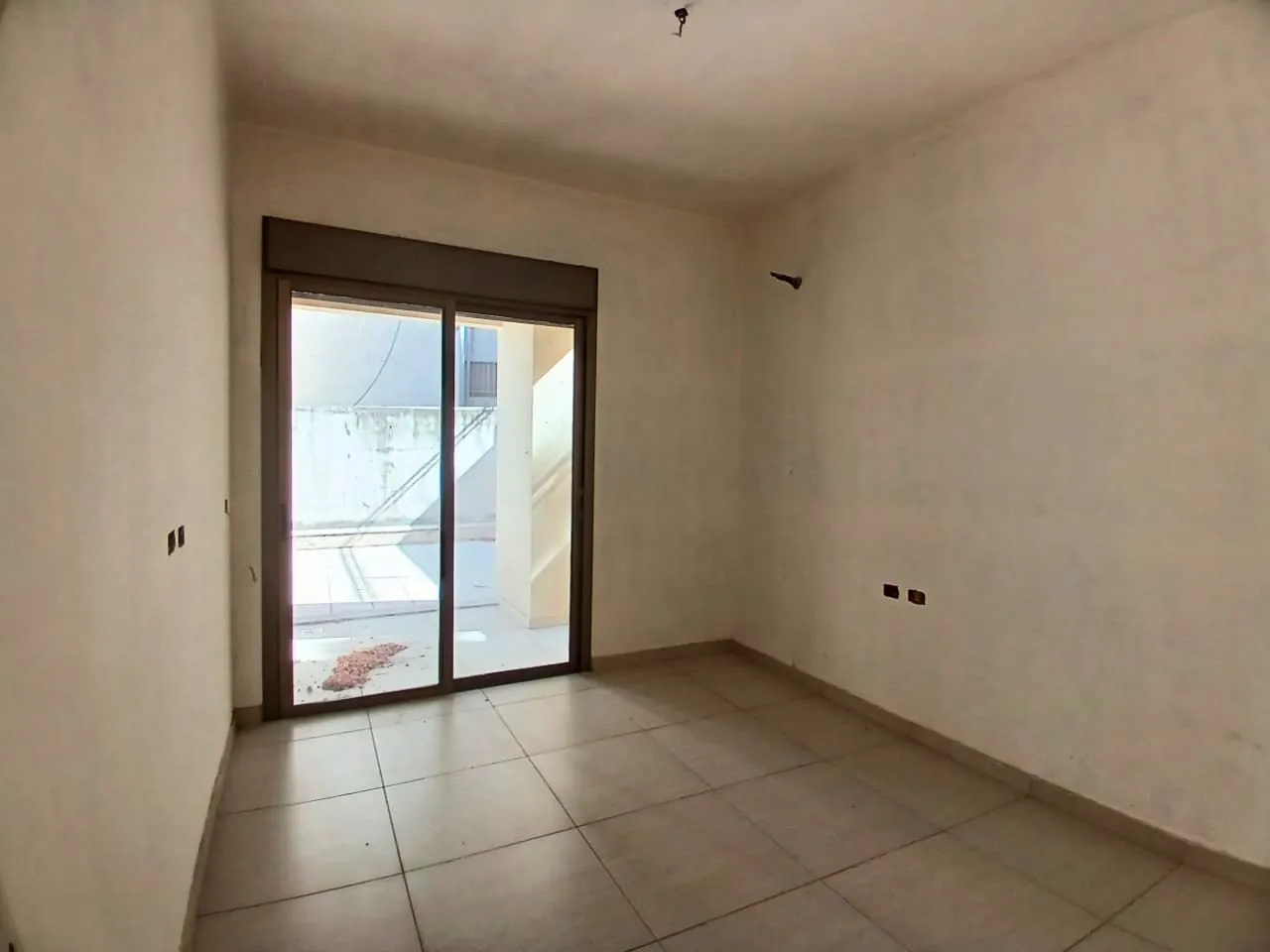 Spacious Apartment With Terrace For Sale in Kornet Chehwan — الصورة 6