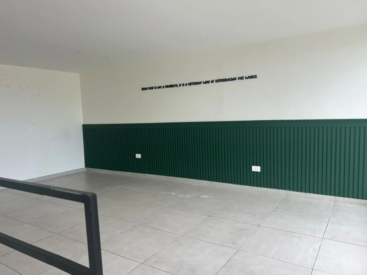 Shop With Terrace For Rent in a Prime Location in Dbayeh — الصورة 3