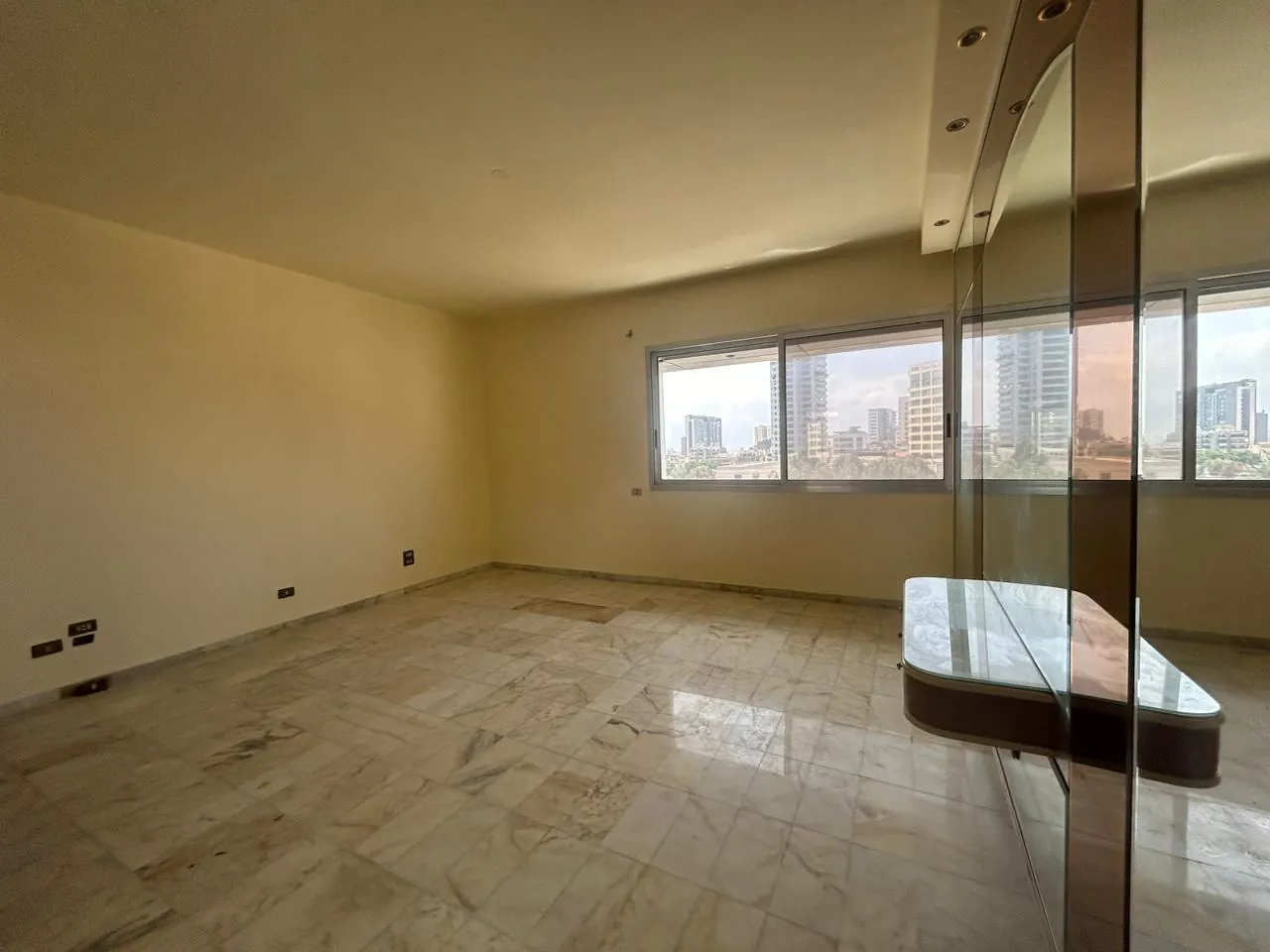 Spacious Apartment with City View For Sale in Koraytem — الصورة 8