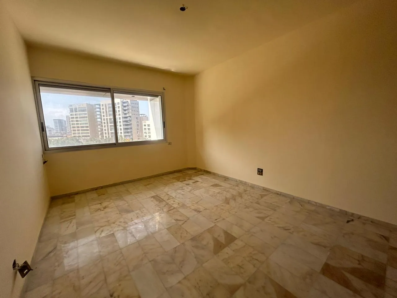 Spacious Apartment with City View For Sale in Koraytem — الصورة 9