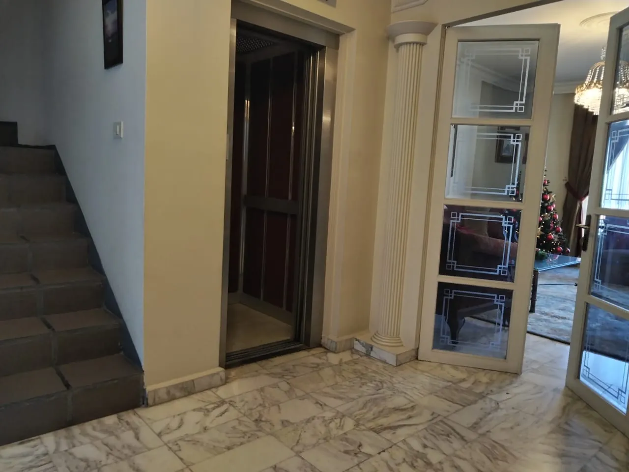 Triplex House With Seaview & 40 SQM Terrace For Sale in Haret Sakher — الصورة 7