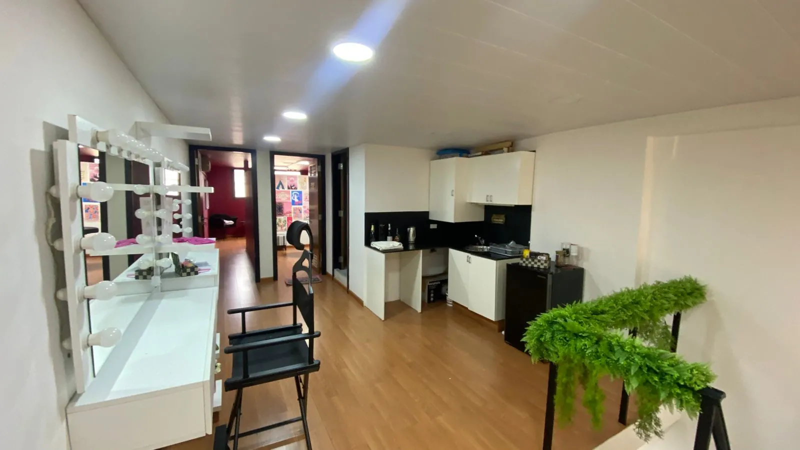 Fully Equipped Beauty Lounge For Rent in Aoukar — الصورة 2