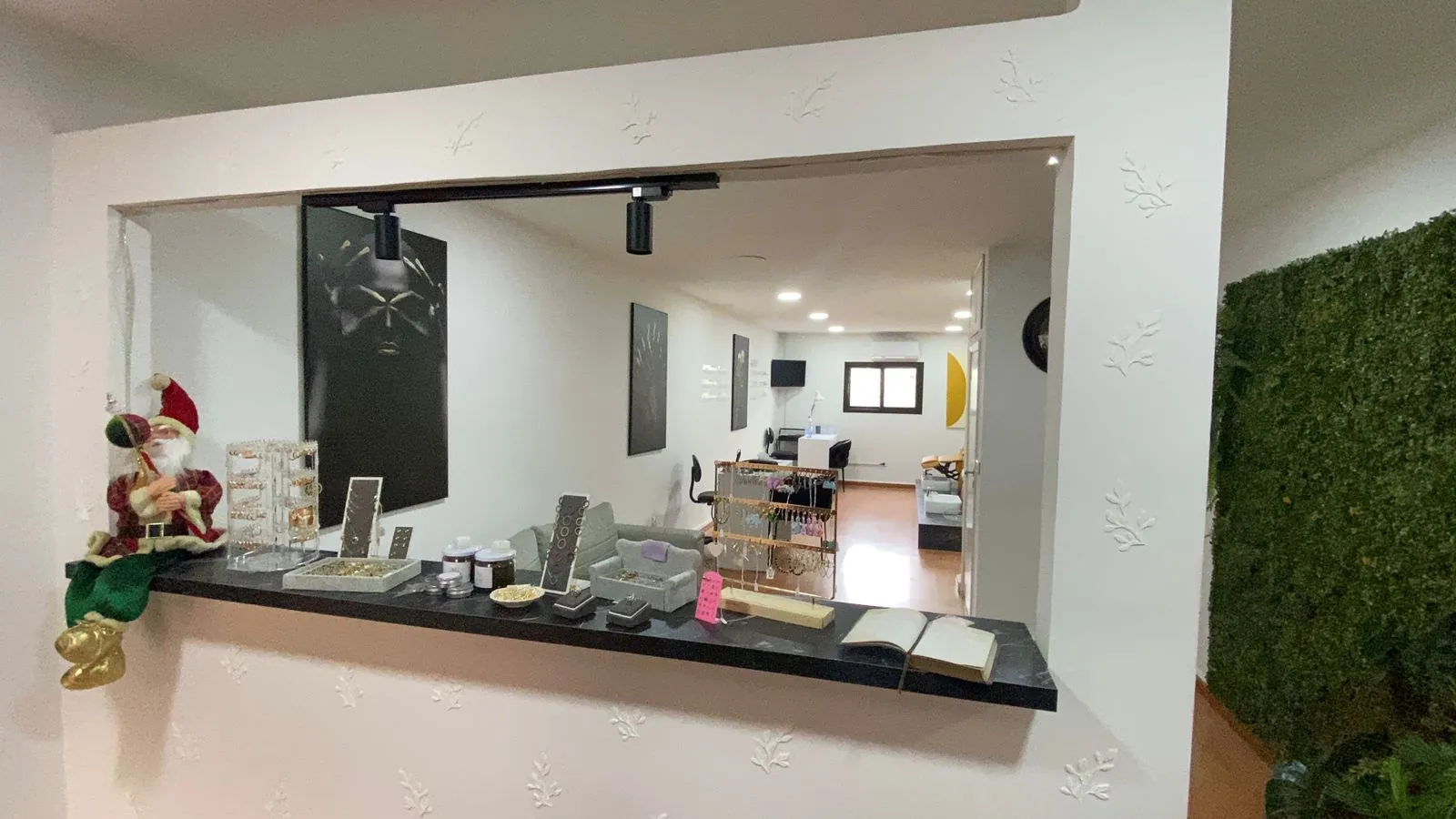 Fully Equipped Beauty Lounge For Rent in Aoukar — الصورة 5