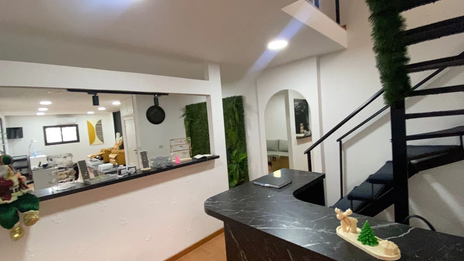 Fully Equipped Beauty Lounge For Rent in Aoukar — الصورة 6
