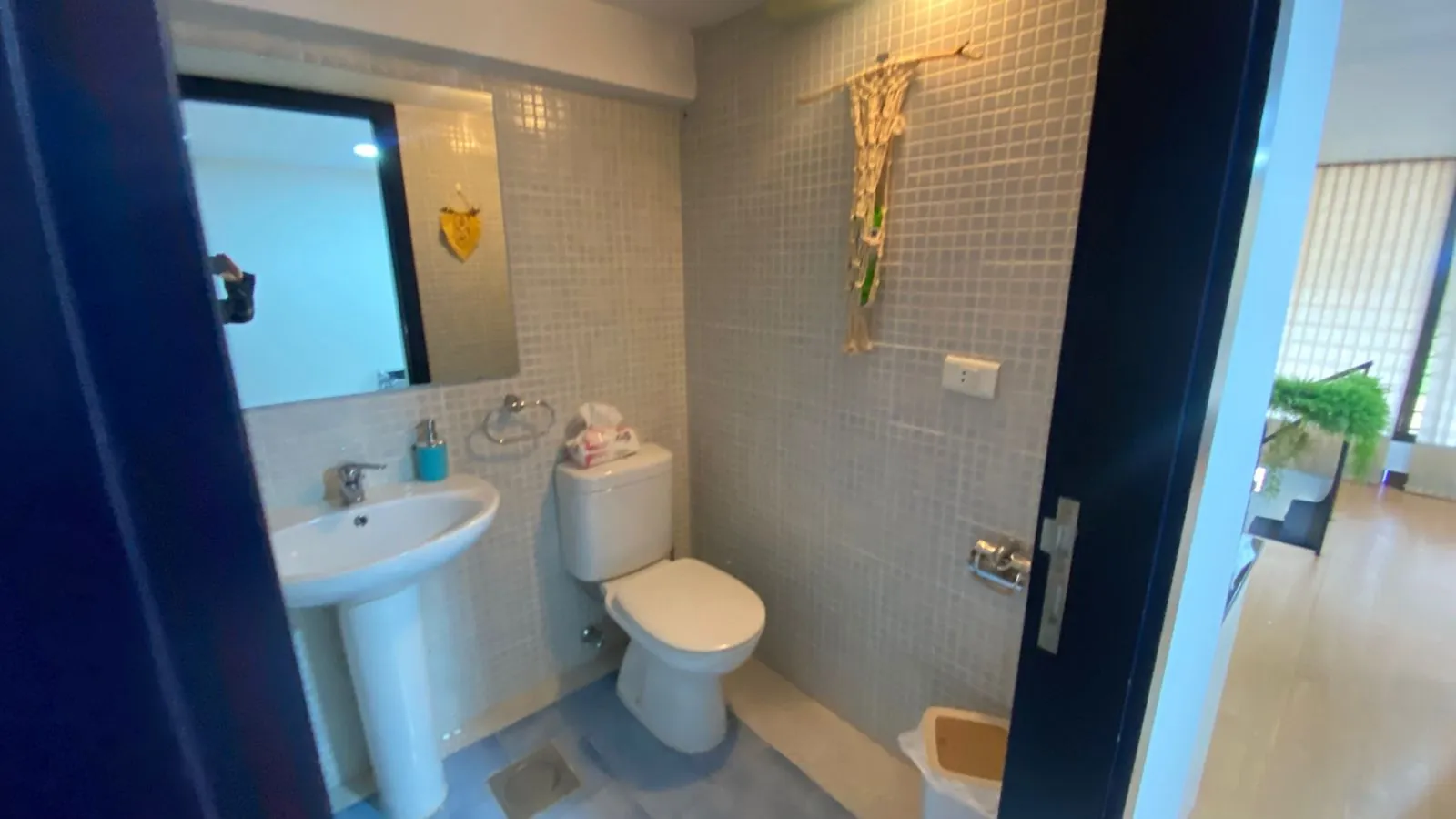 Fully Equipped Beauty Lounge For Rent in Aoukar — الصورة 7