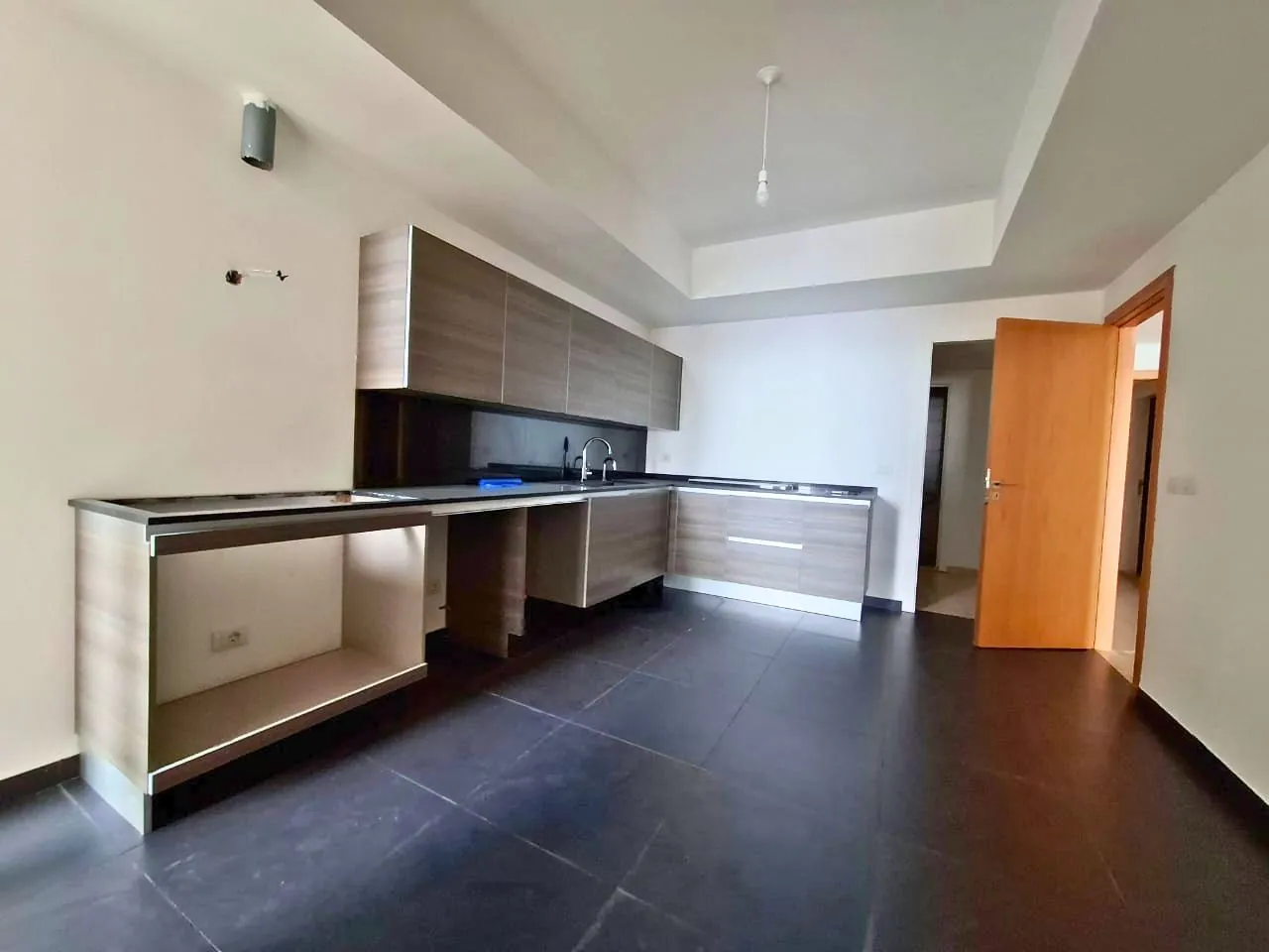 Spacious Apartment With Seaview For Rent in a Gated Community in Sahel Alma — الصورة 4